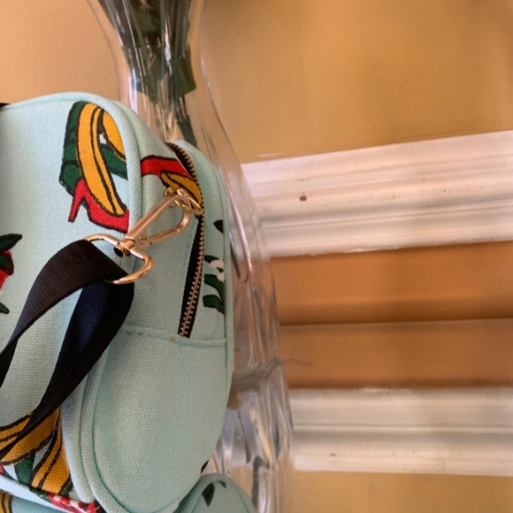 Marc Jacobs pouch converted in to shoulder bag or cross body - Picture 5 of 7